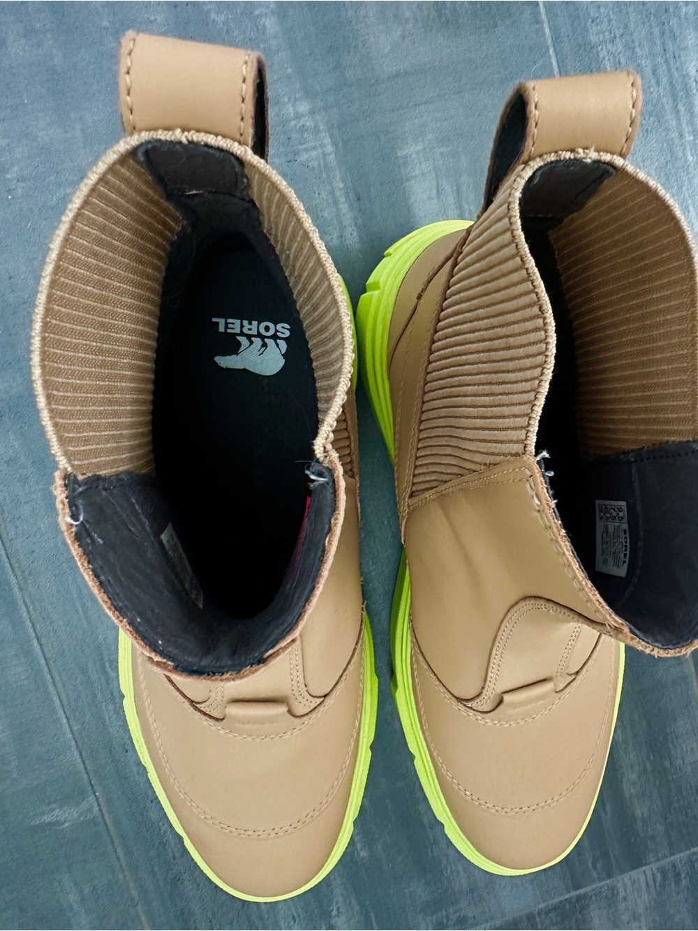Neon Sorel Boots - Picture 5 of 7